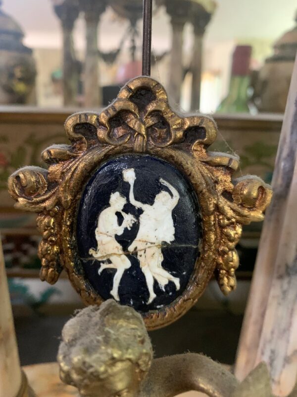 Antique 19th  ornate Cherub and Pink marble mantle clock with Garnitures - Image 3