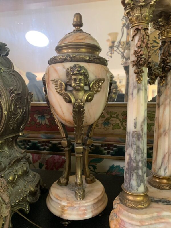 Antique 19th  ornate Cherub and Pink marble mantle clock with Garnitures - Image 4