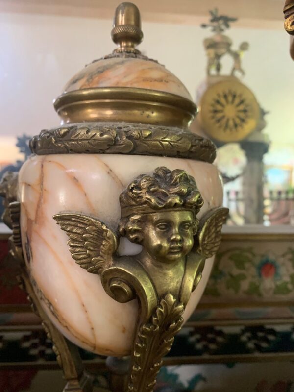 Antique 19th  ornate Cherub and Pink marble mantle clock with Garnitures - Image 5